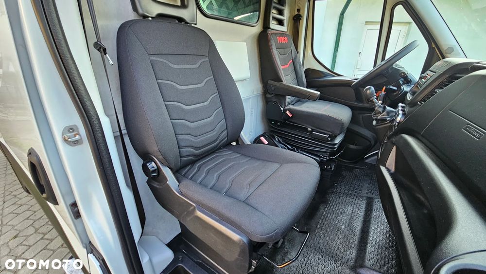 Iveco Daily 35S17 3,0D 170KM I Właściciel L2H2 Średniak Hak 3,5T Webasto Klima Fotel Bujany - 24