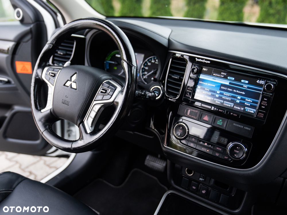 Mitsubishi Outlander 2.0 4WD Plug-In Hybrid Plus - 28