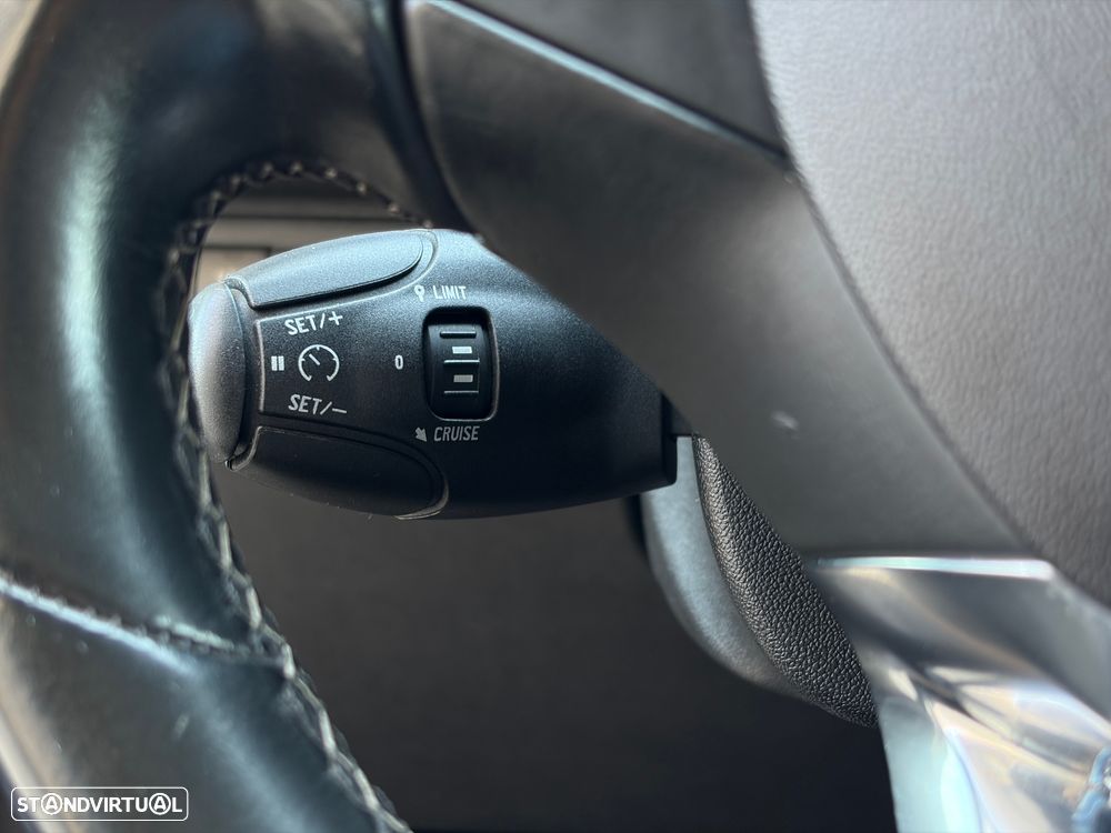 Peugeot 2008 1.2 PureTech Allure EAT6 - 23