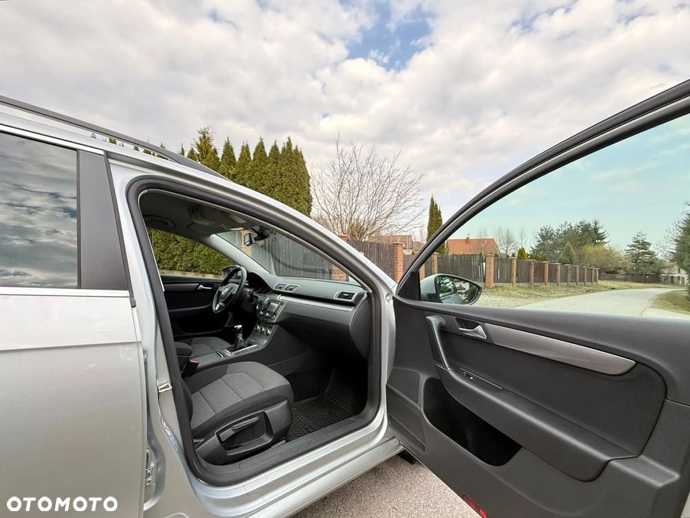 Volkswagen Passat 1.6 TDI DPF BlueMot Highline - 23