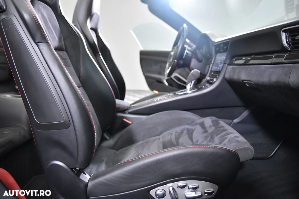 Porsche 911 Carrera 4 GTS PDK - 19