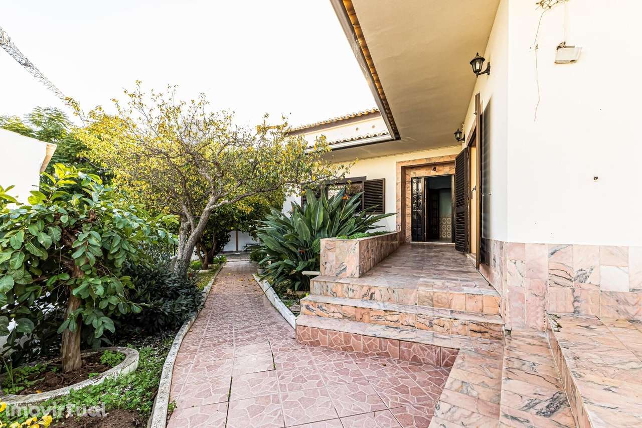 Moradia enorme com 3 entradas independentes em zona calma na cidade de - Grande imagem: 3/49