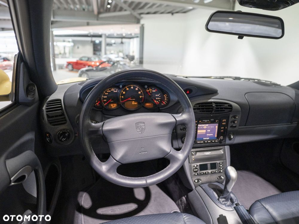 Porsche 911 Carrera - 21