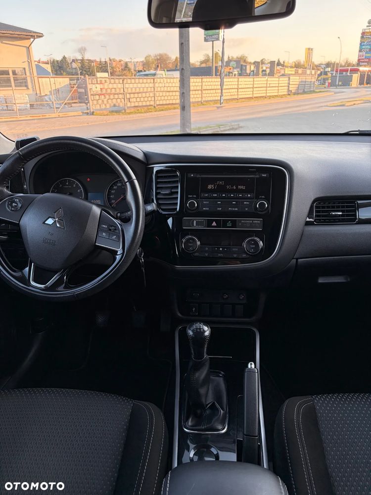 Mitsubishi Outlander 2.0 Invite + 2WD - 24