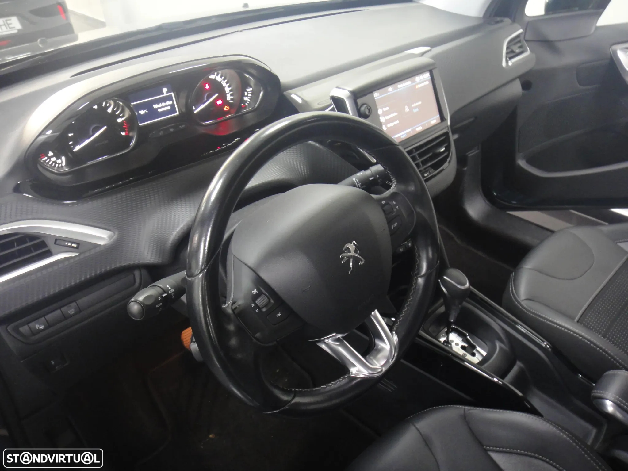 Peugeot 2008 1.2 PureTech Allure EAT6 - 11
