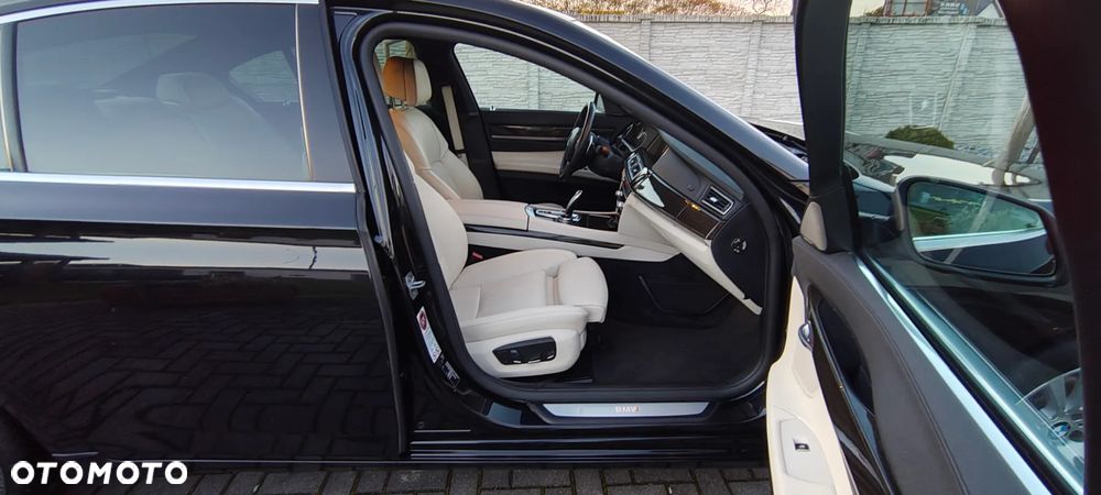 BMW Seria 7 740d Edition Exclusive - 36