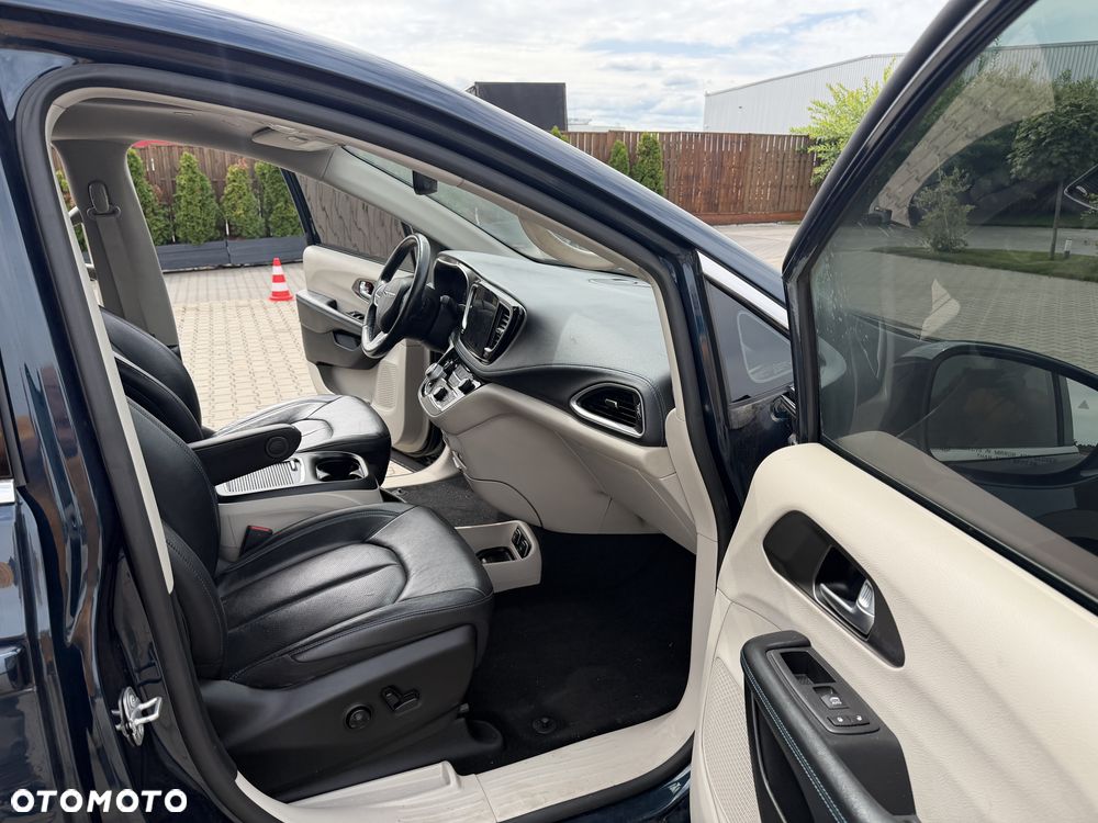 Chrysler Pacifica - 27