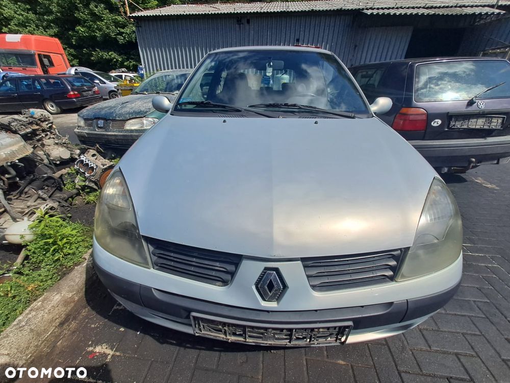 Renault Clio II (03-06r.) 1.5 DCI 81KM. Silnik K9K 702 - D283258 Skrzynia JC5 128 - C192478 lakier MV632 - GREY BOREAL BC.Cały na części.GWARANCJA !!! Przód Tył Zestaw Komplet Drzwi Klapa Zderzak Błotnik Maska Grill Atrapa Szyba Pas Lampa Lusterko Boczki Fotel Kanapa Kokpit Deska Rozdzielcza Przełącznik Włącznik Sterownik Przewody Wiązka Instalacja Moduł Komputer Czujnik Listwa Pompa Alternator Wtryski Głowica Rozrusznik Kompresor Sprzęgło Dwumas Silnik Skrzynia ABS Klimatyzacji Paliwa Wspomagania Kolektor Turbina Przepustnica Zawór Chłodnica Koło Hak Belka Sanki Zawieszenie Mcpherson Półoś Amortyzator Wydech Tłumik Zacisk Most - 4
