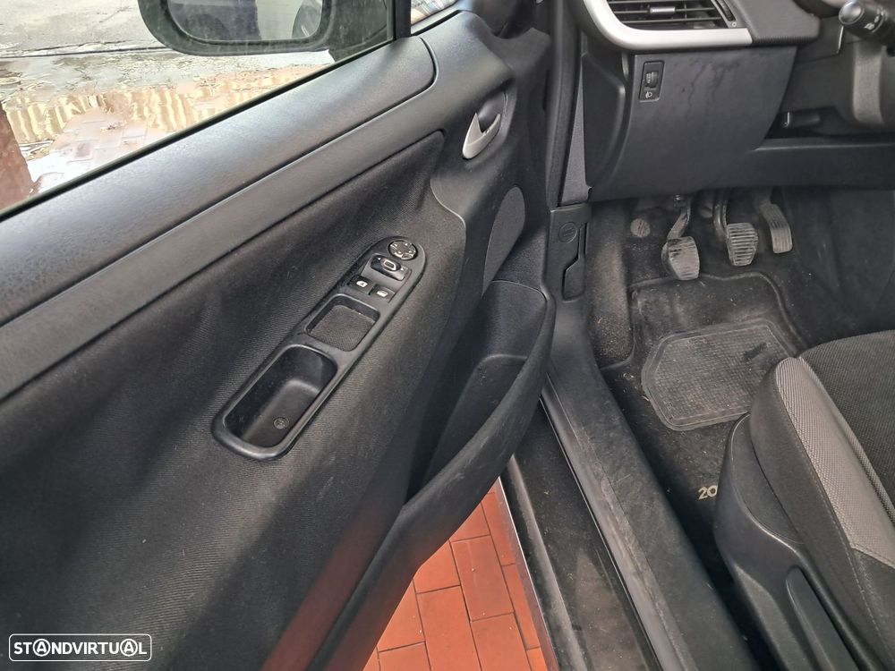Peugeot 207 1.4 16V Trendy - 3