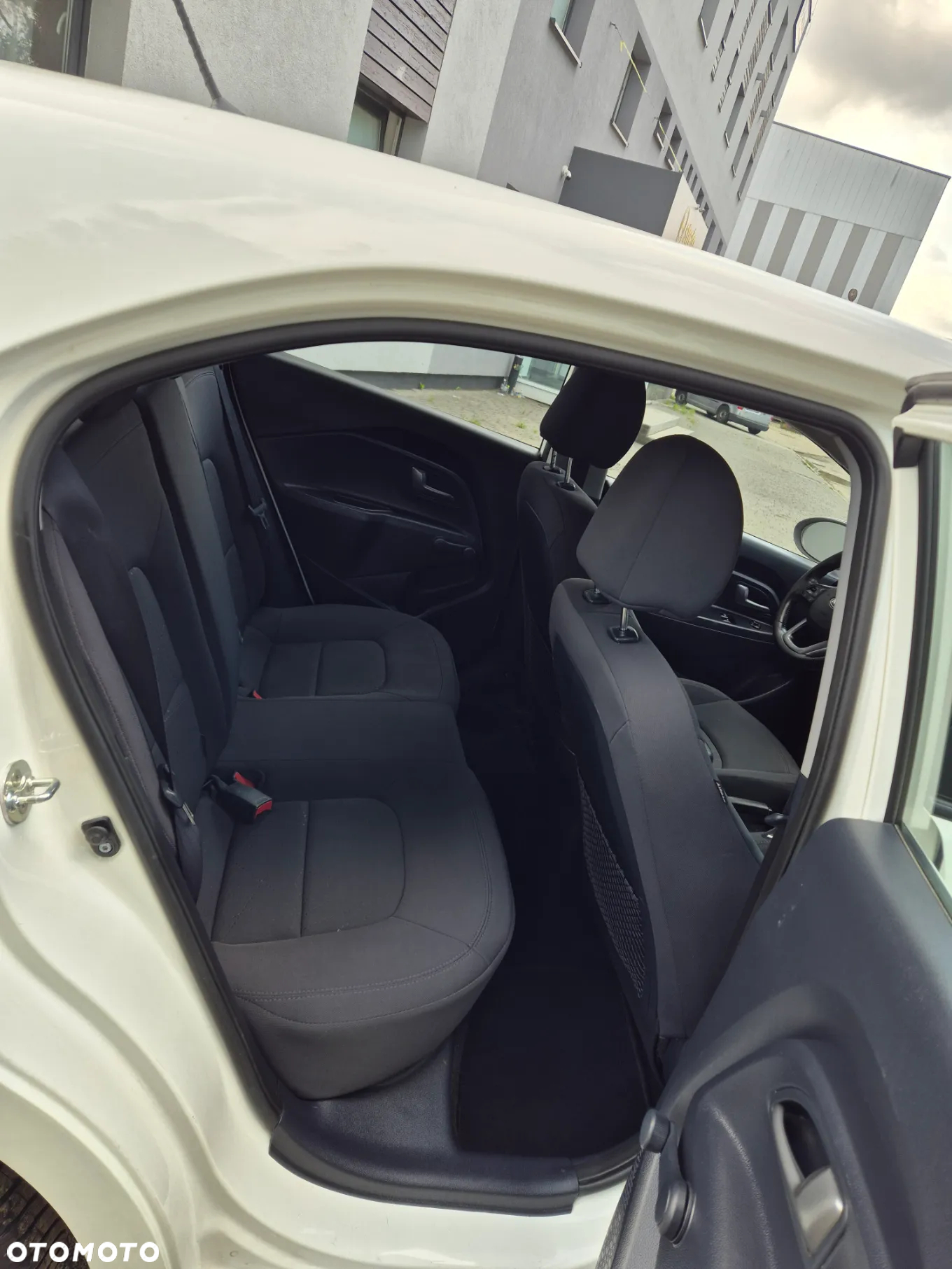 Kia Rio 1.2 L - 12