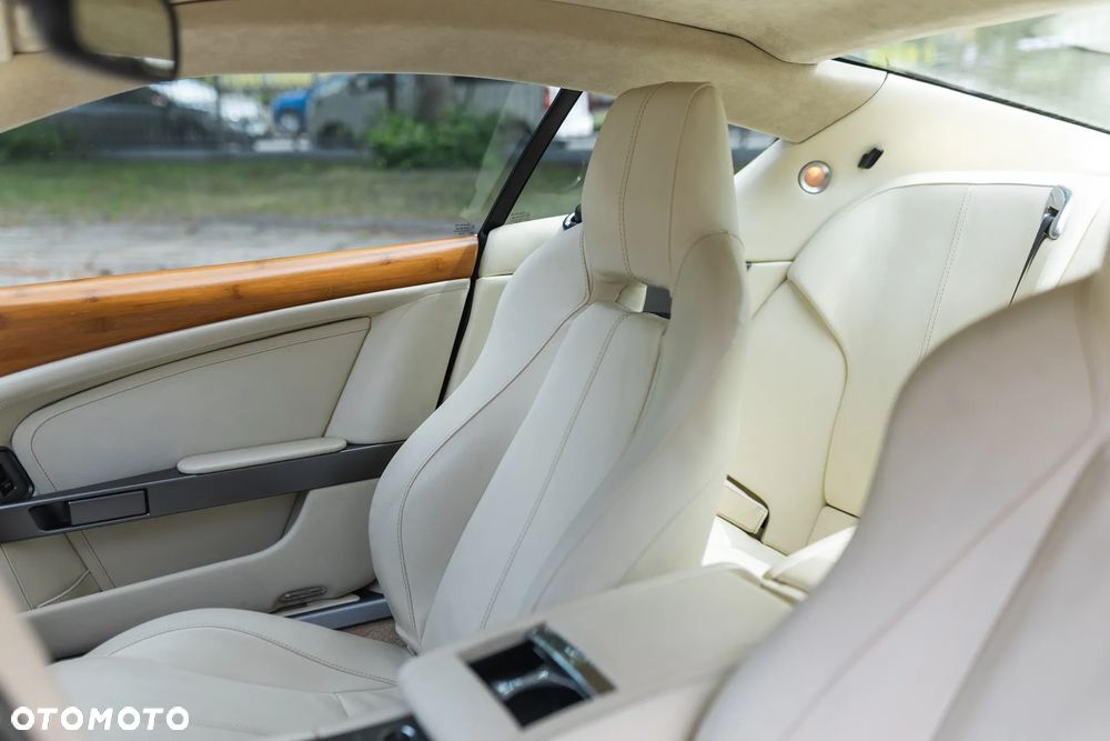Aston Martin DB9 Touchtronic - 18