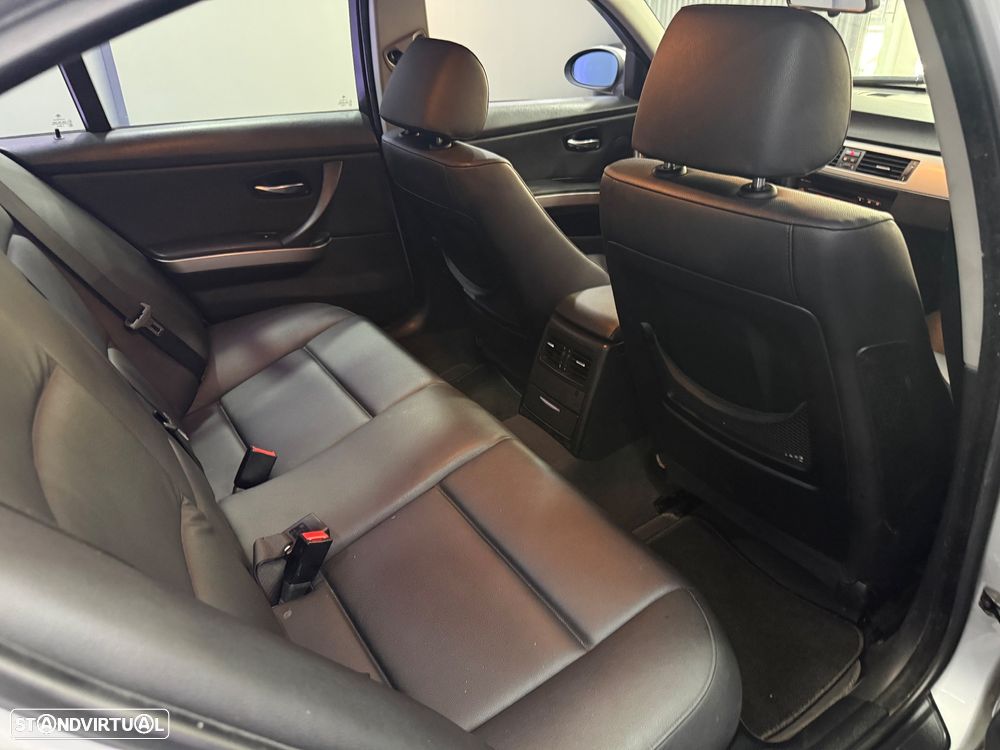 BMW 320 dA Exclusive - 23