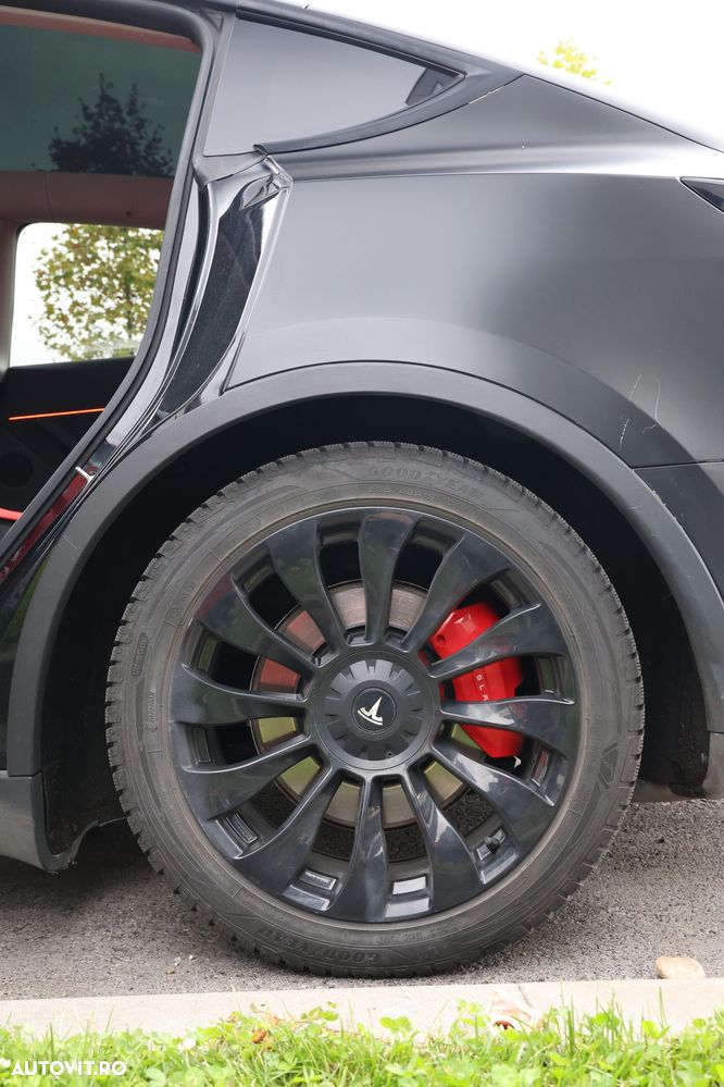 Tesla Model Y Performance Dual Motor AWD - 29