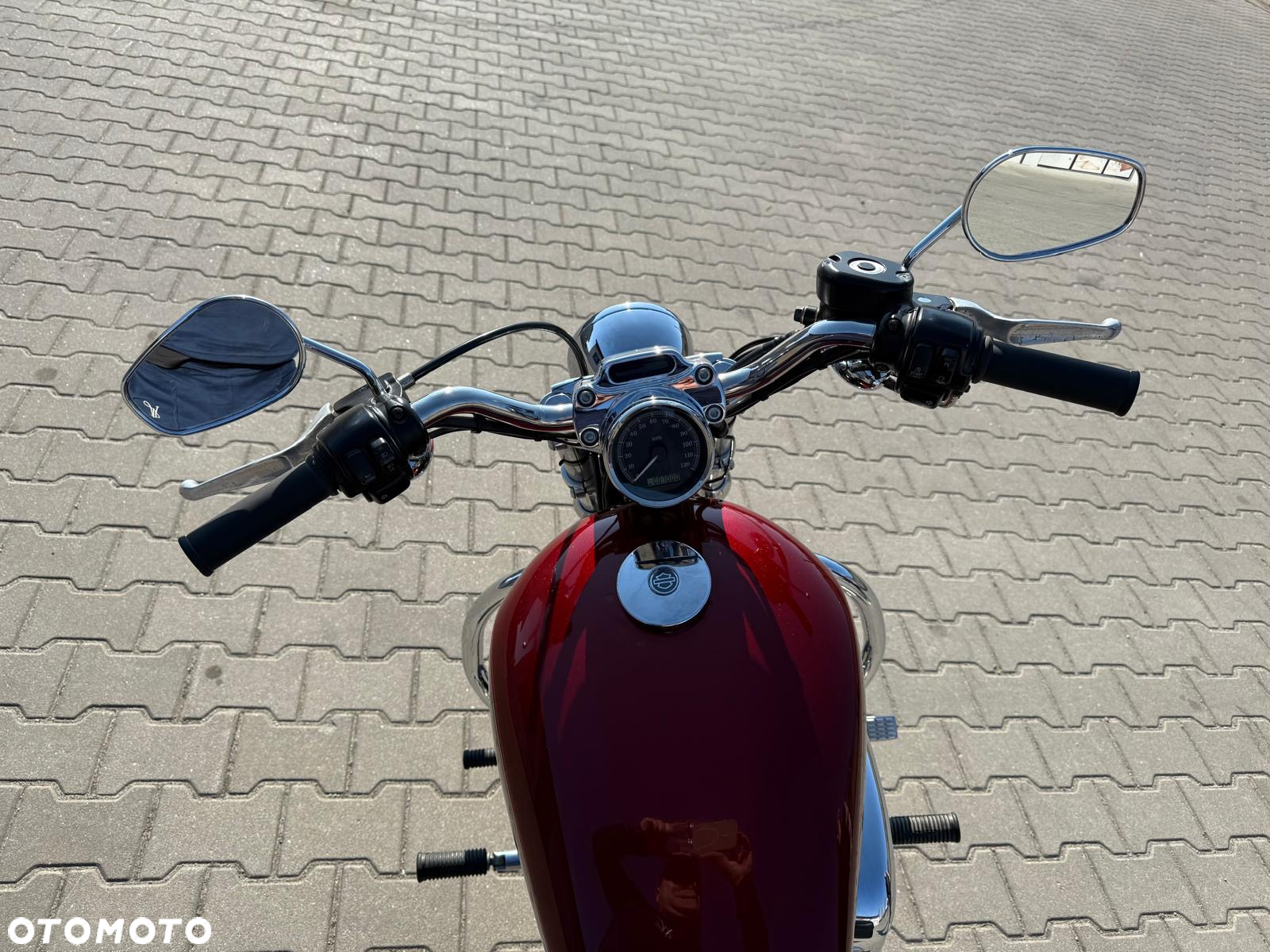 Harley-Davidson Sportster Custom 883C - 9
