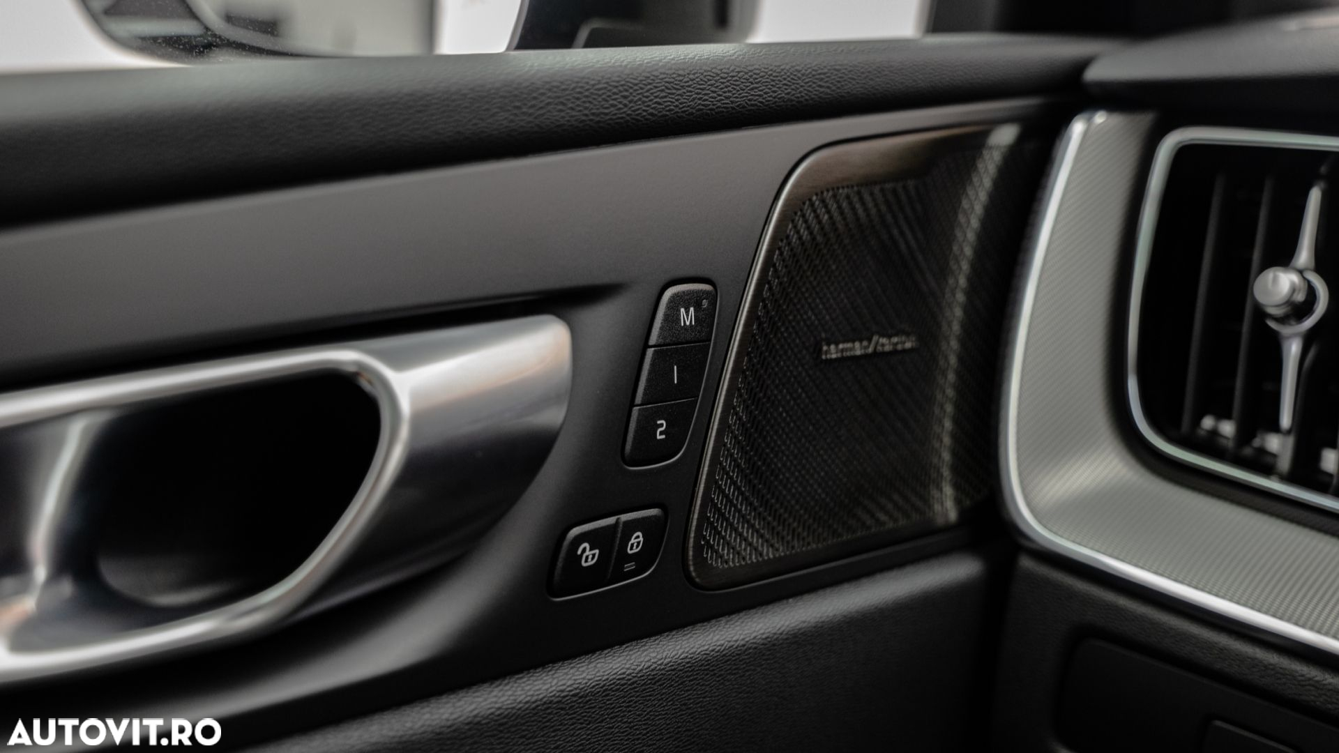 Volvo XC 60 B4 MHEV AT AWD Plus Dark - 19