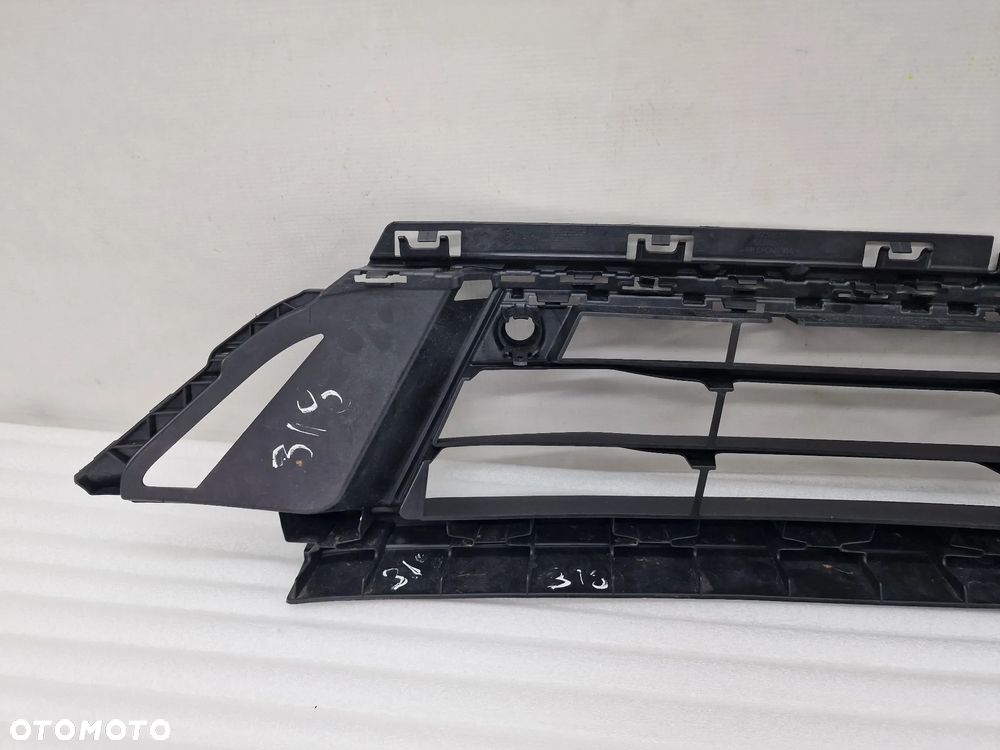 BMW F45 2 LIFT 17-20 , NA PDC , KRATKA ŚRODKOWA ZDERZAKA PRZEDNIEGO PRZÓD , NR 19593510 / 7460158 / 7460159 / 7464123 , NR AUKCJI K318 - 7