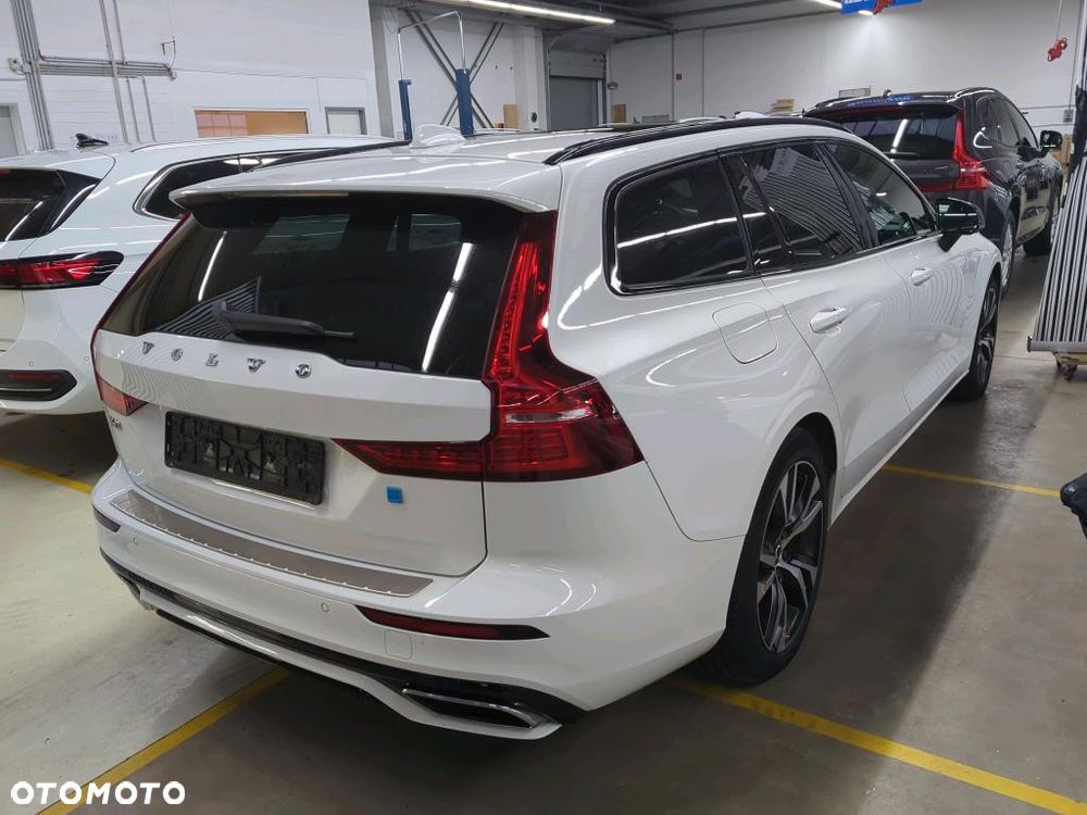 Volvo V60 T8 AWD Plug-In Hybrid R-Design - 2