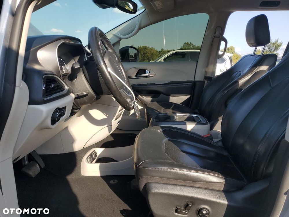 Chrysler Pacifica - 7