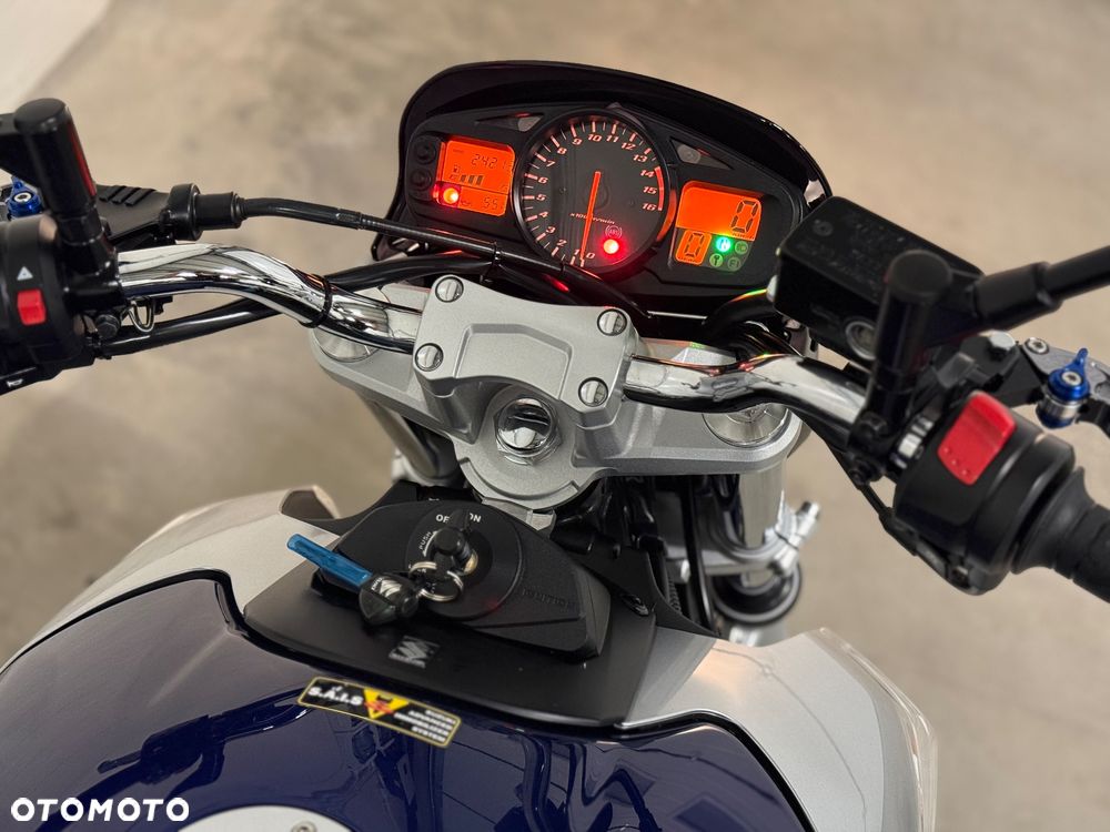 Suzuki GSR - 21