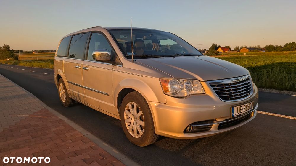 Chrysler Town & Country - 3