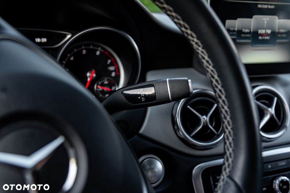 Mercedes-Benz GLA 200 7G-DCT - 34