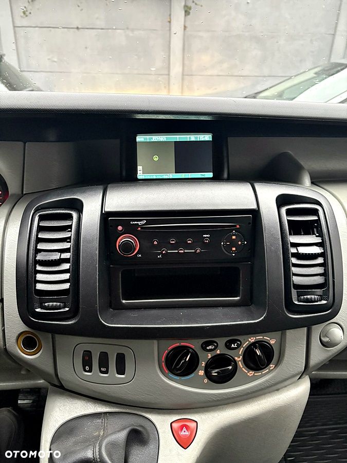 Renault TRAFIC 2.0 dCi na łańcuchu 6 biegów Klima Nawigacja Skóra Elektryka B ładnie utrzymany Oryg 217 tys km 1 Właściciel Bagażnik dachowy Drabina 2007 rok - 25