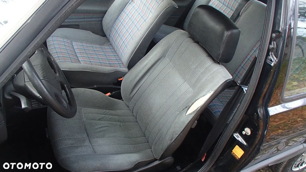 Volkswagen Golf 1.3 - 16