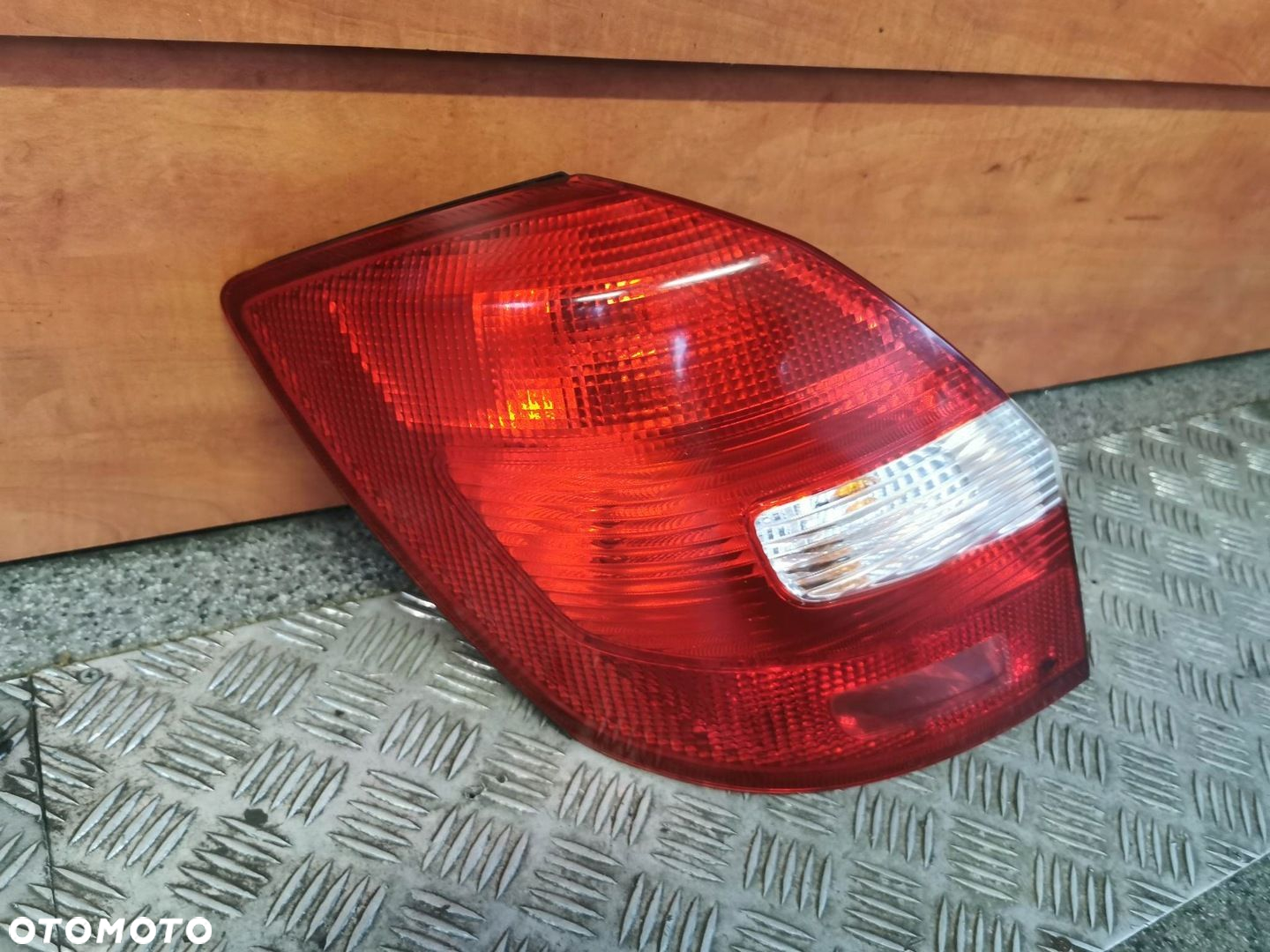 LAMPA LEWY TYŁ SKODA FABIA II LIFT KOMBI 5J6945095 - 2