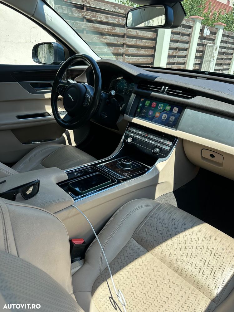 Jaguar XF 20d AWD Portfolio - 12