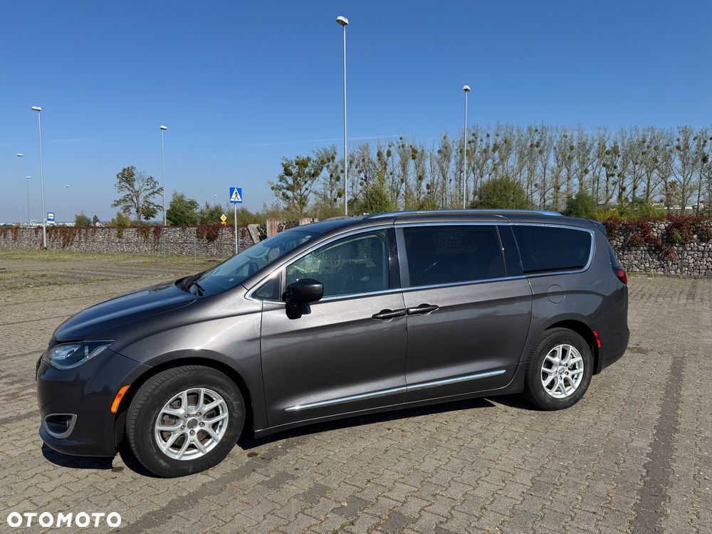 Chrysler Pacifica - 2