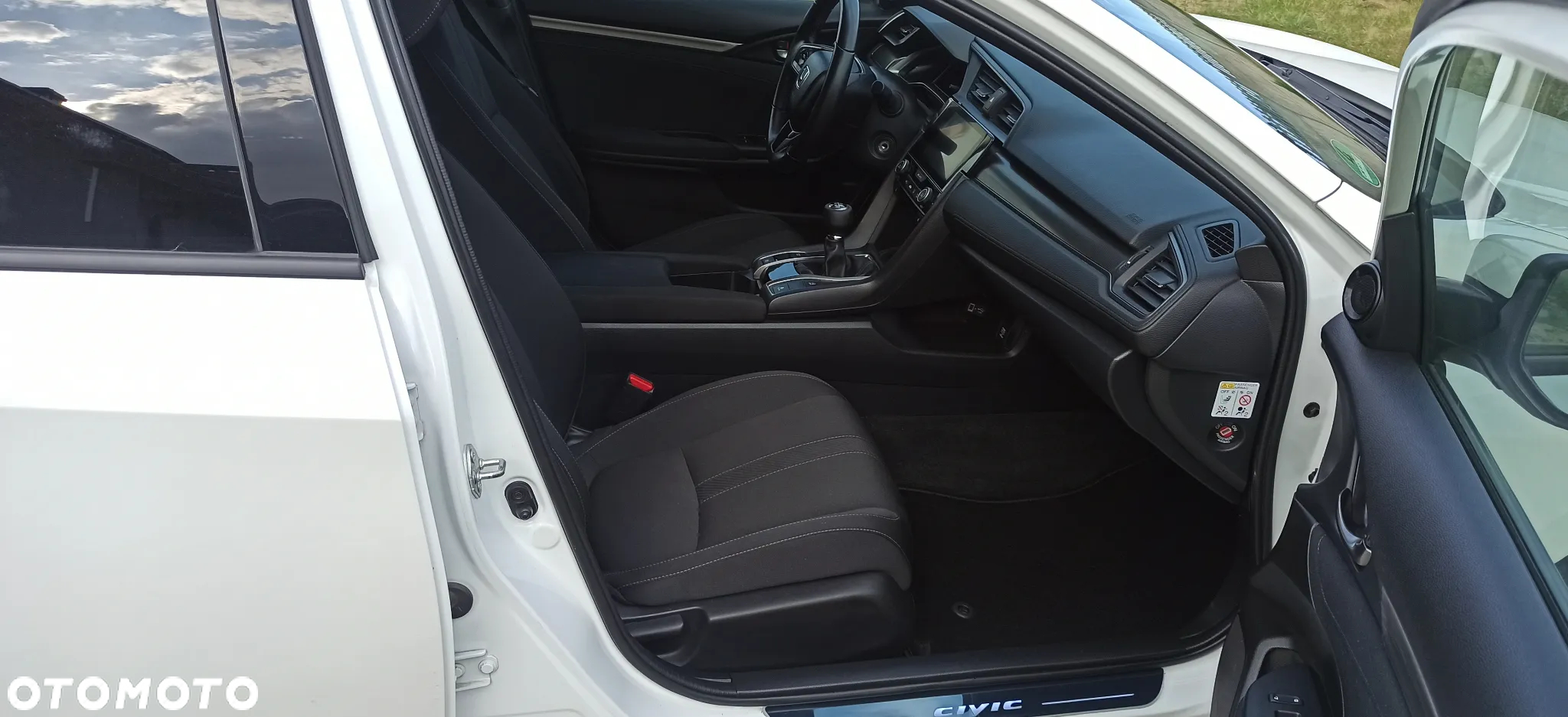Honda Civic 1.6 i-DTEC Executive Black Edition - 12