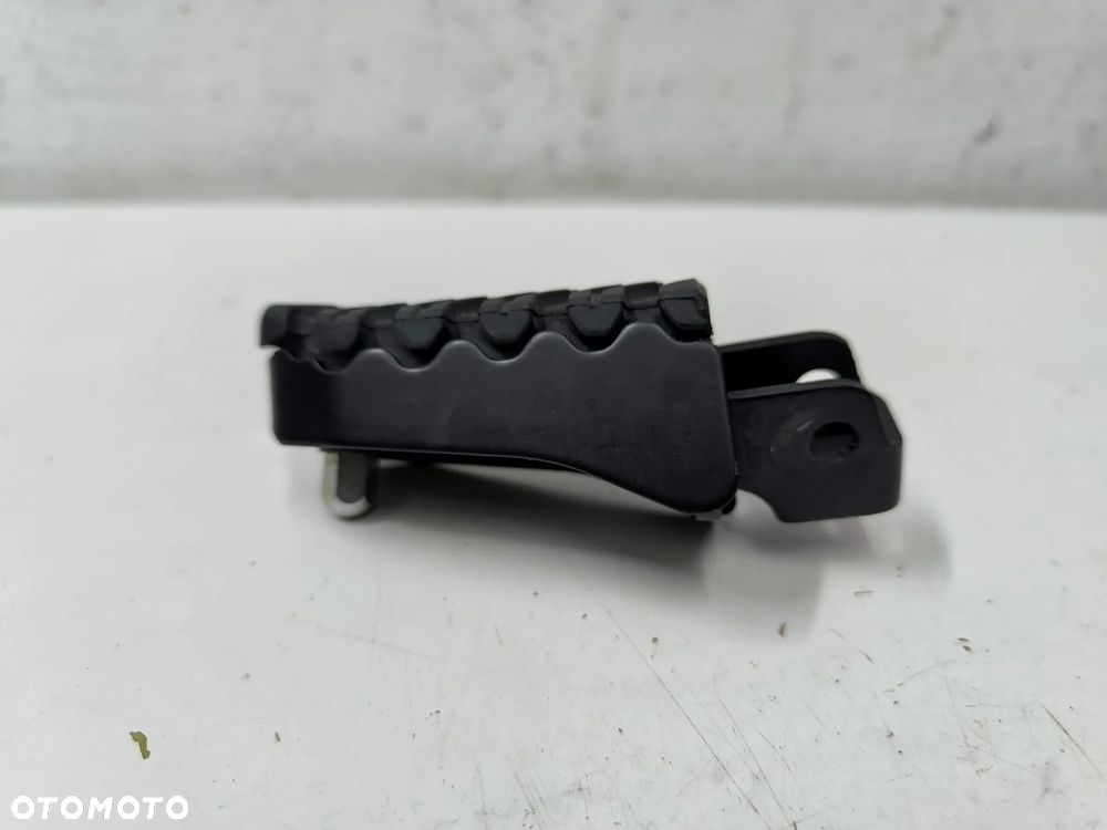 Podnóżek Lewy Suzuki DL 800 - 1