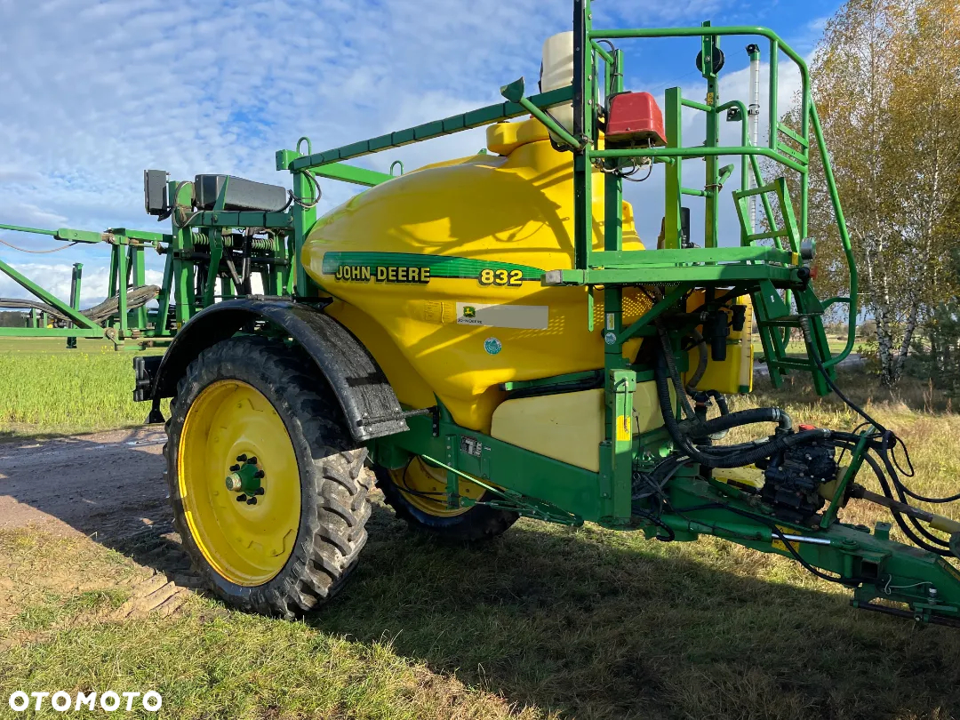 John Deere 832 - 16