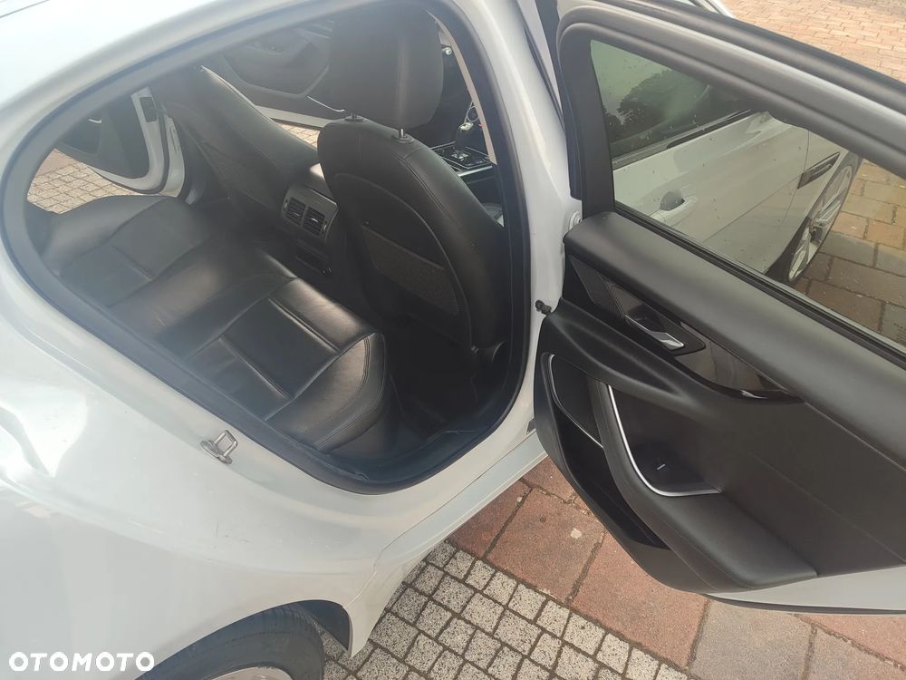 Jaguar XE 2.0 T AWD Prestige - 8