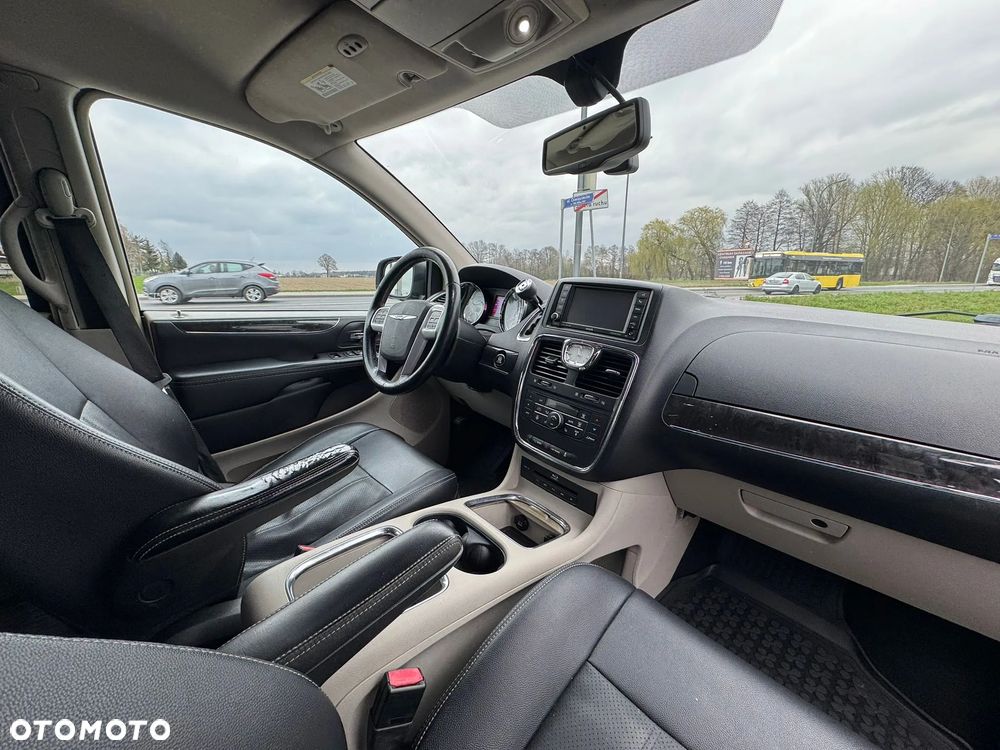 Chrysler Town & Country - 25