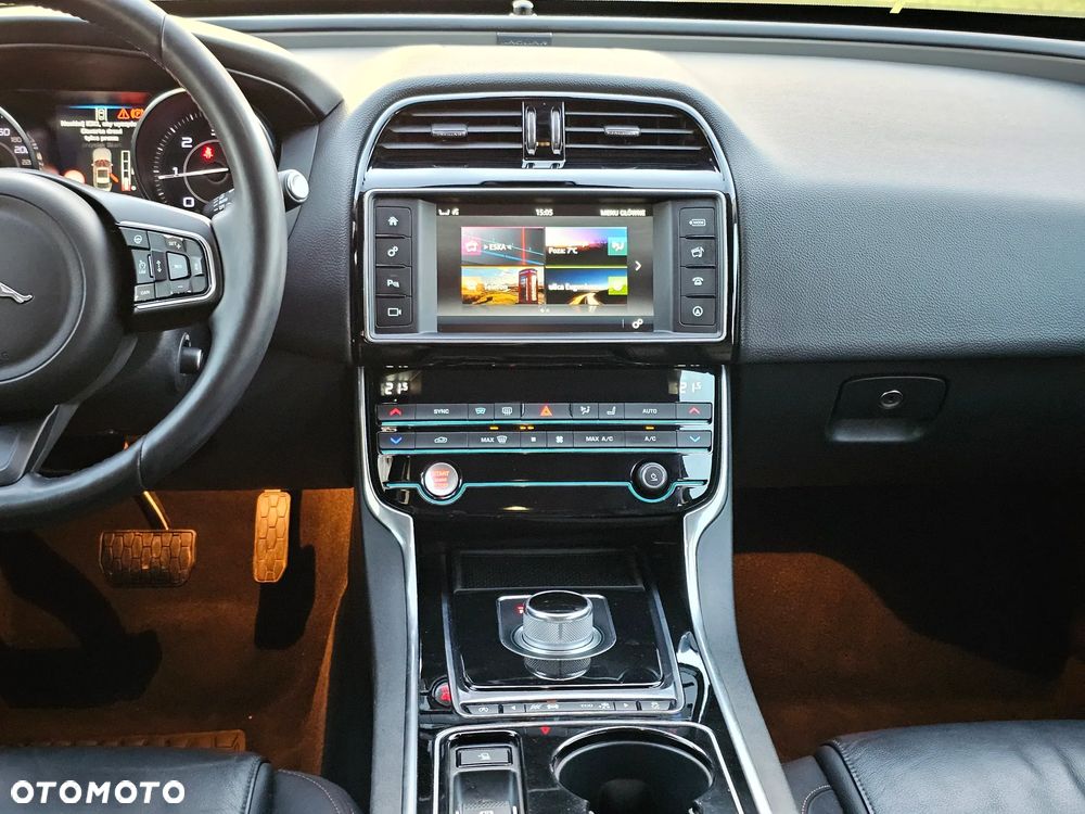 Jaguar XE 2.0 D Prestige - 34