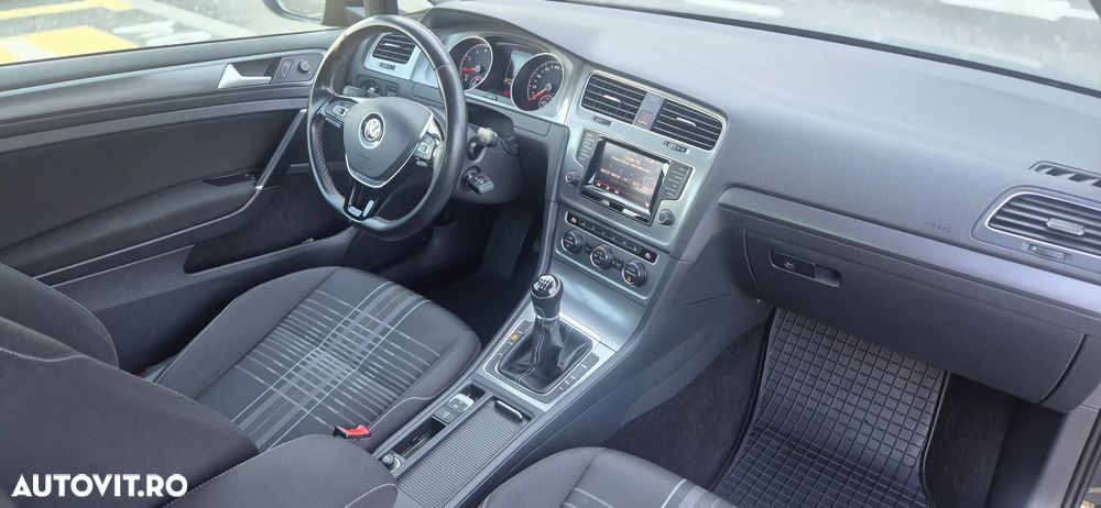 Volkswagen Golf - 10