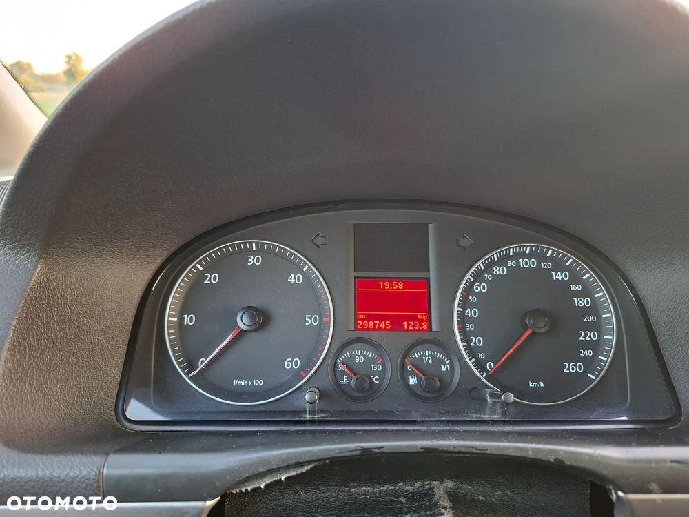 Volkswagen Touran 2.0 TDI Highline - 3
