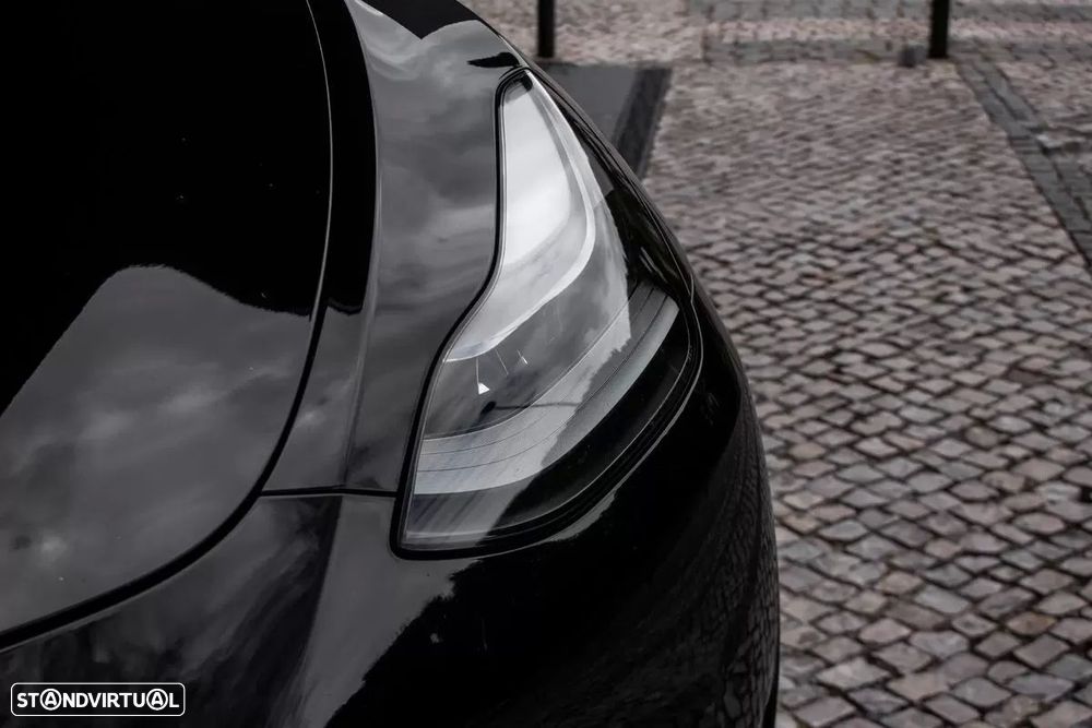 Tesla Model Y - 8