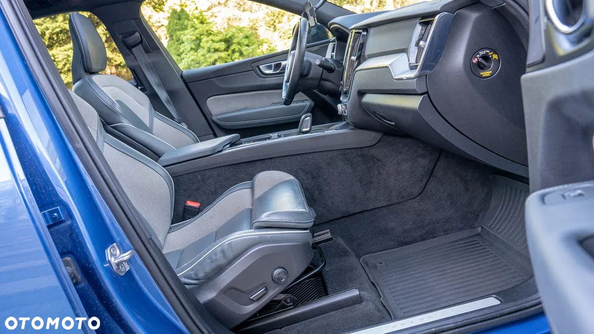 Volvo XC 60 T5 AWD R-Design - 29