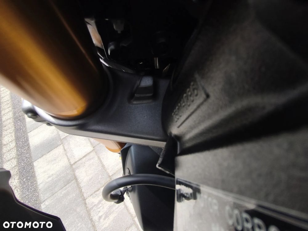 Suzuki GSX - 33