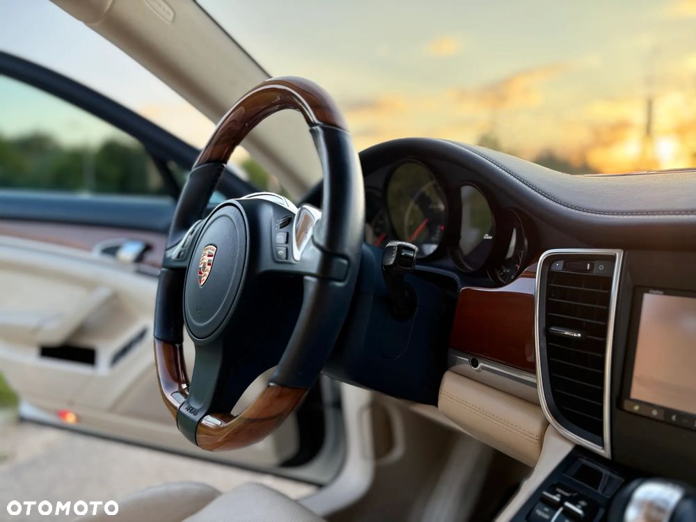 Porsche Panamera Turbo PDK - 21