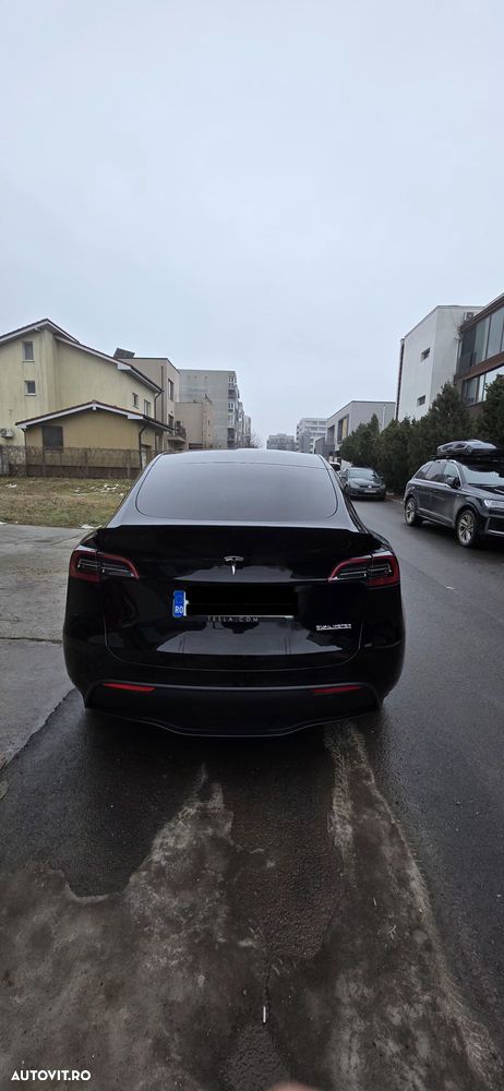 Tesla Model Y - 4