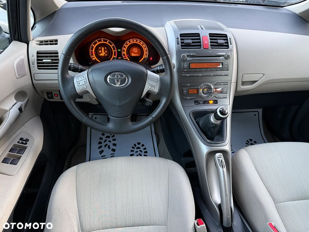 Toyota Auris 1.8 Premium - 4