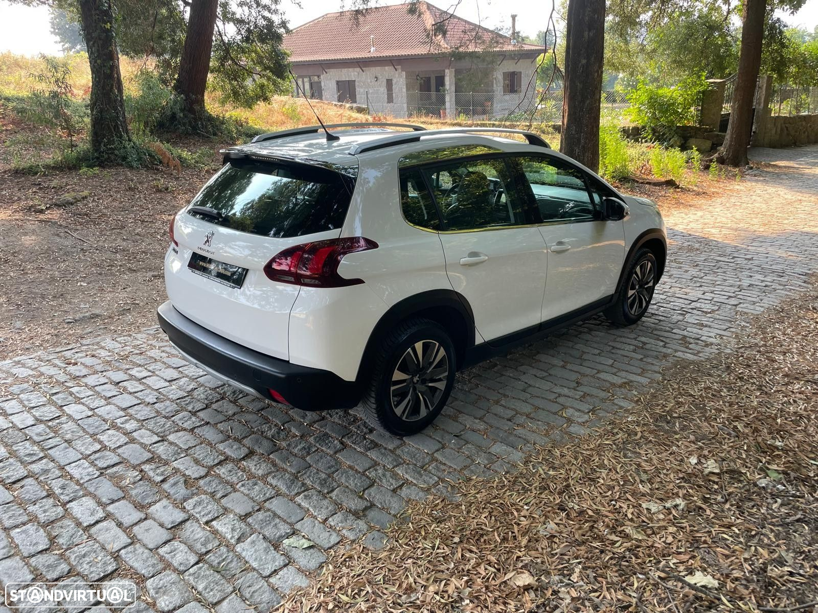 Peugeot 2008 1.2 PureTech Allure - 4