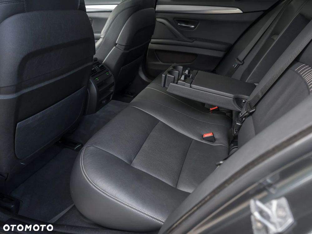 BMW Seria 5 530d xDrive Sport-Aut - 28