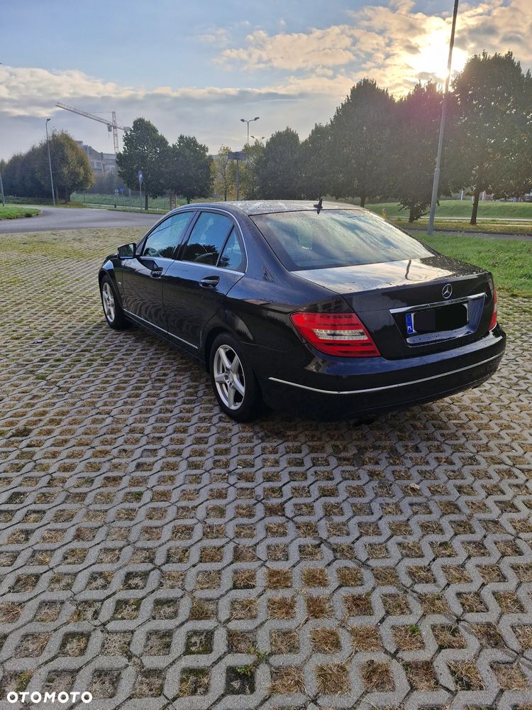 Mercedes-Benz Klasa C 180 CGI BlueEFFICIENCY Avantgarde - 4