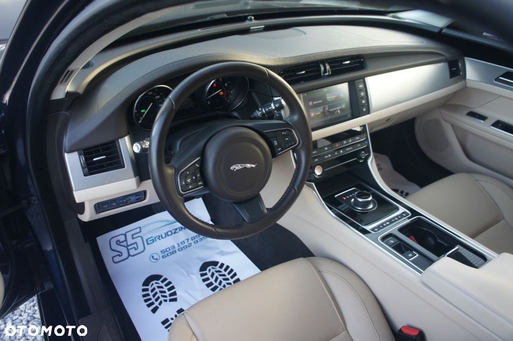 Jaguar XF - 11
