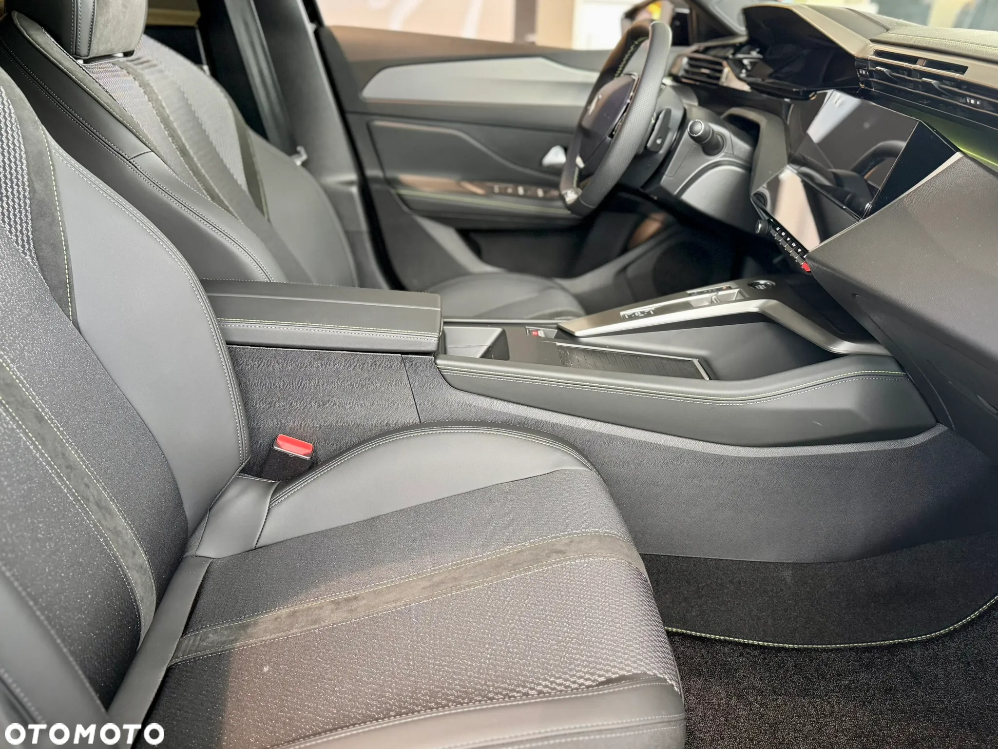 Peugeot 308 1.2 mHEV GT S&S e-DCS6 - 14
