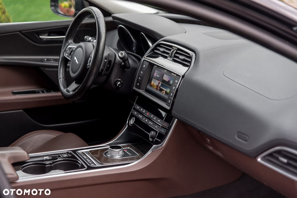 Jaguar XE 2.0 T Prestige - 25